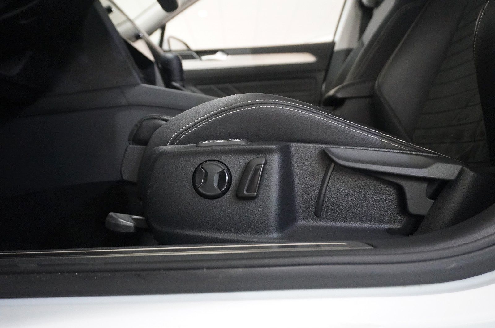 Fahrzeugabbildung Volkswagen Passat VARI. 2.0D R-LINE 4M NAVI/LED/KAMERA/AHK