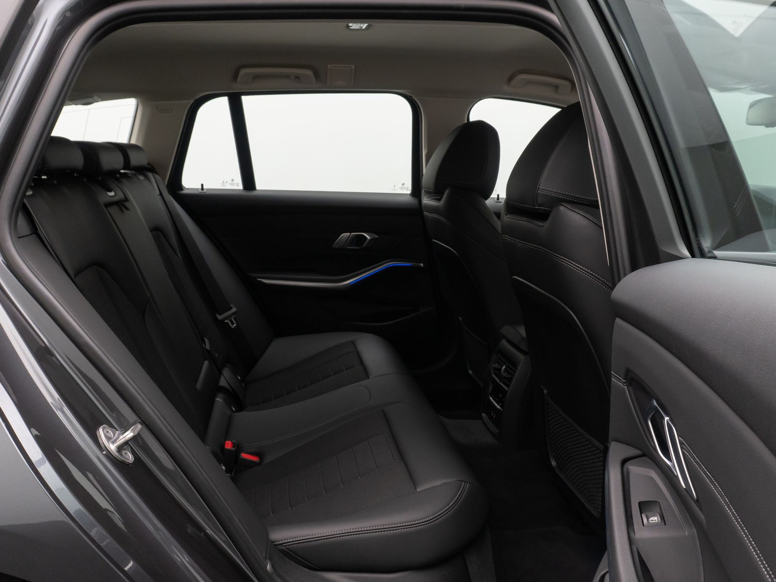Fahrzeugabbildung BMW 320i Sport Line Alarm DAB FernlichtAss PDC LED