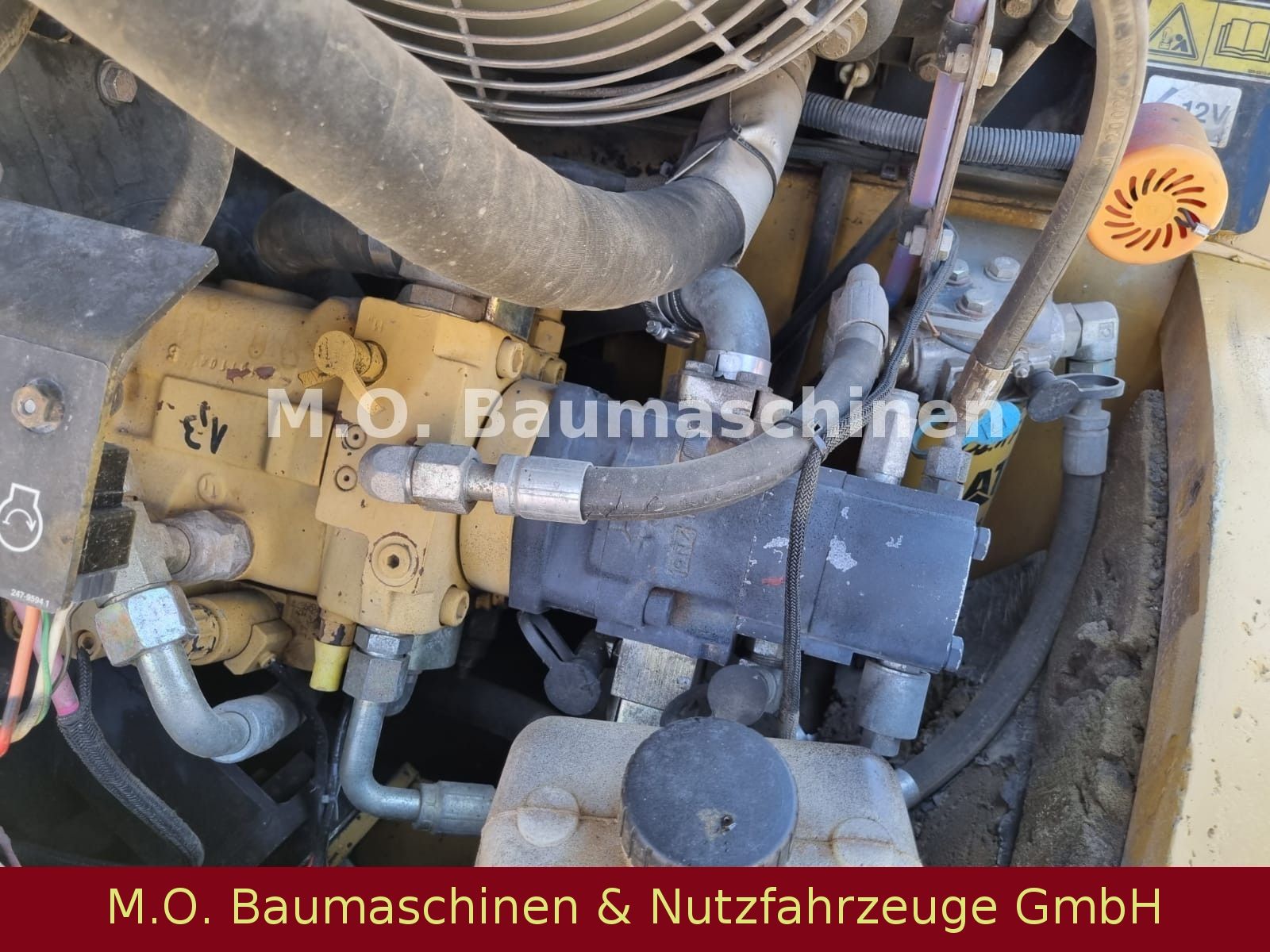 Fahrzeugabbildung CAT 906  / Klappschaufel /  SW /