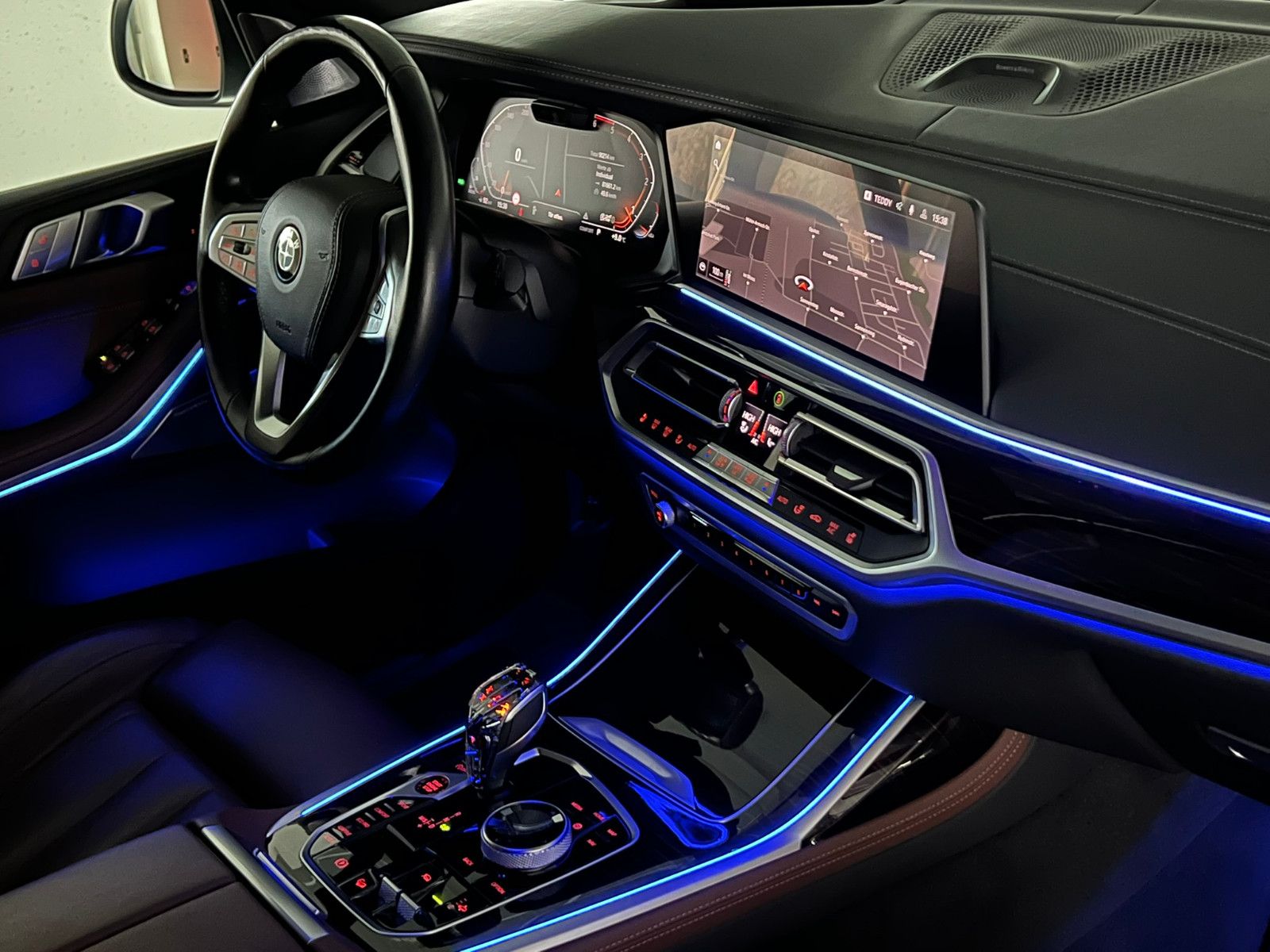 Fahrzeugabbildung BMW X7 xDrive 30d/AHK/B&W/SKYLOUNGE/MASSAGE/7-SITZER