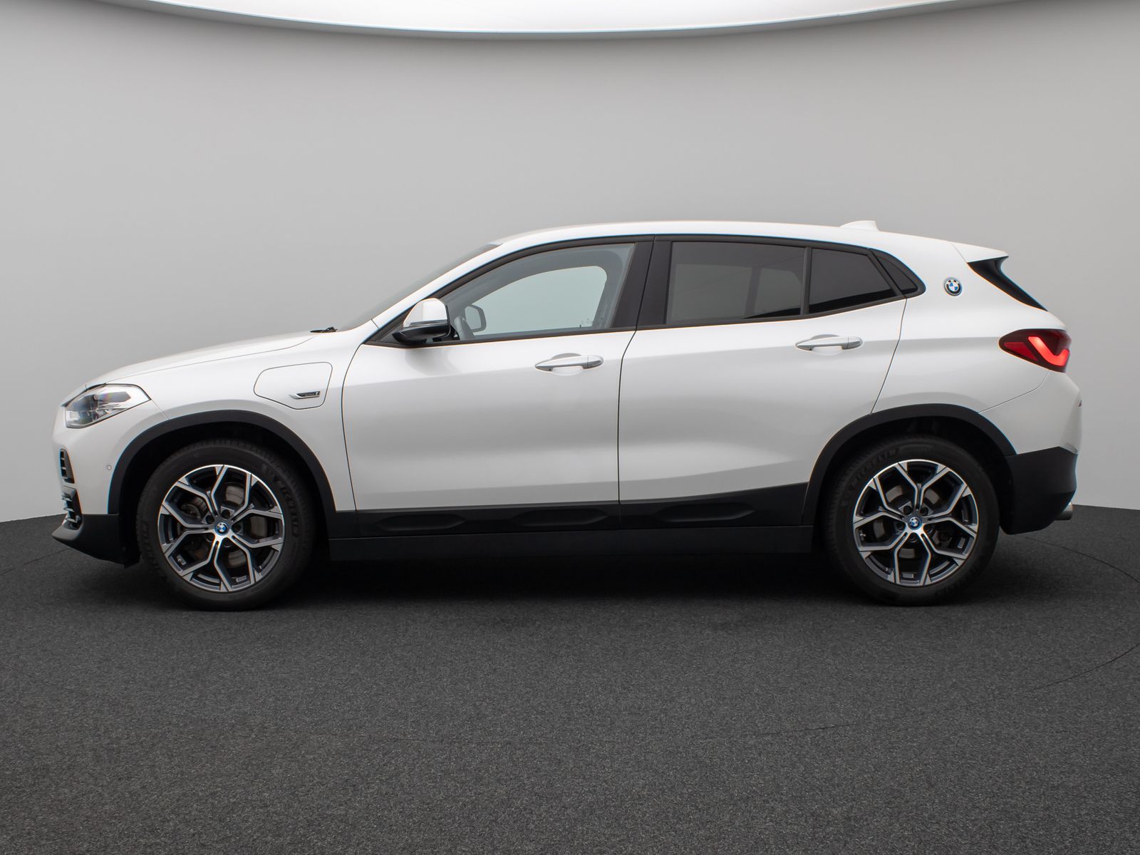 Fahrzeugabbildung BMW X2 xD25e Kamera DAB HiFi Navi Komfort Sport LED