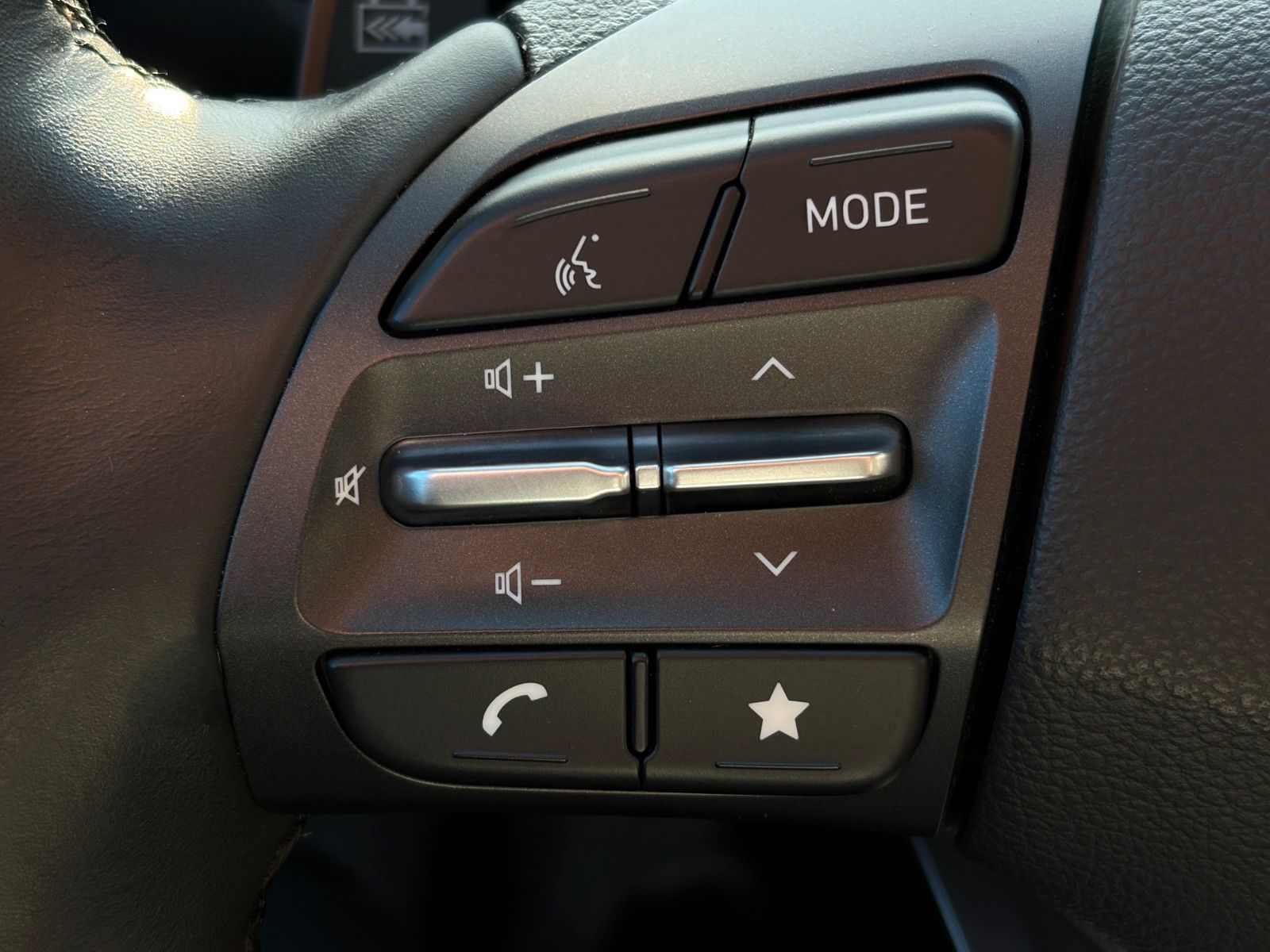 Fahrzeugabbildung Hyundai Kona Select Elektro ACC LKAS PDC CAM SHZ CarPlay