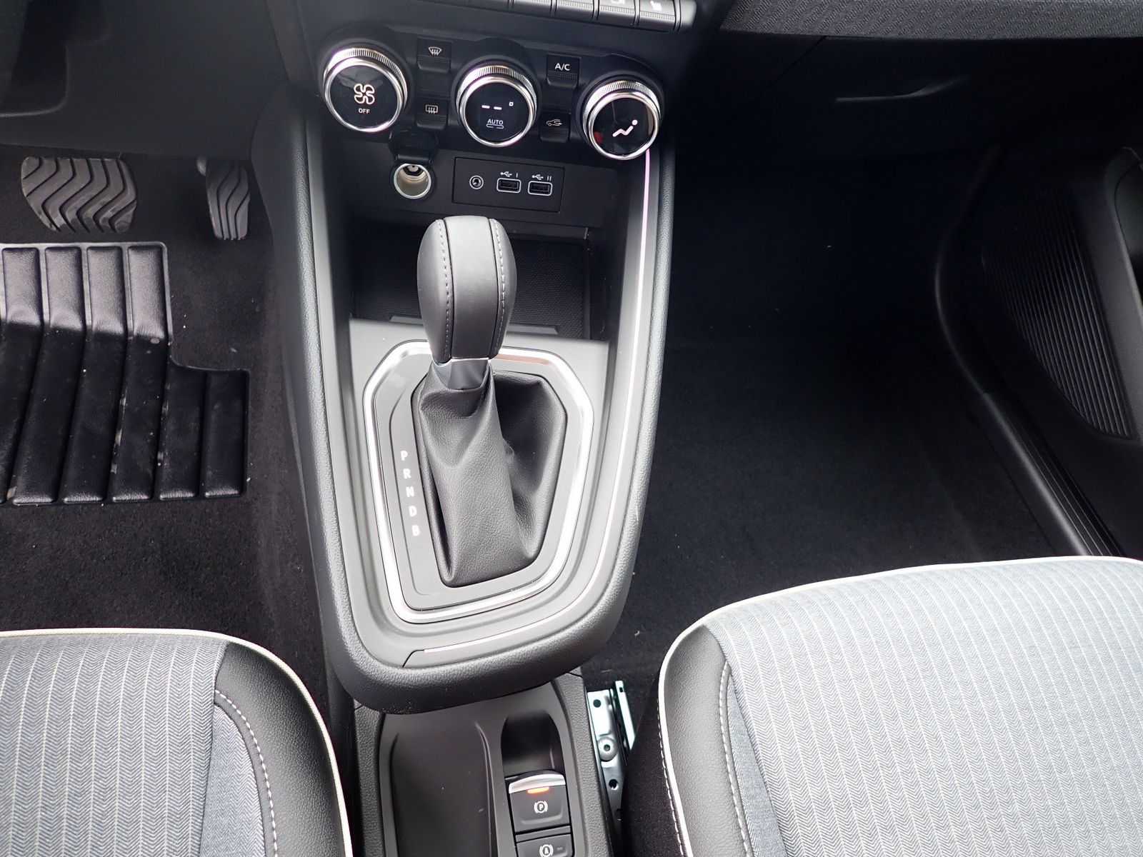 Fahrzeugabbildung Renault Clio Techno E-Tech Full Hybrid 145/GJR/NAVI/