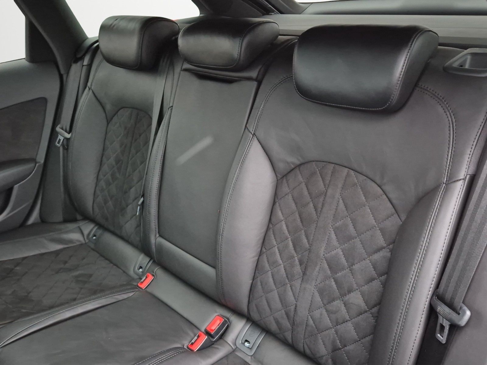 Fahrzeugabbildung Audi A6 AV 3.0TDI QUAT S LINE HUD BOSE MEMORY RAUTE