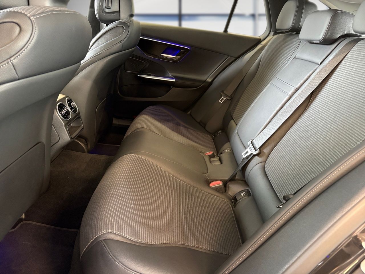 Fahrzeugabbildung Mercedes-Benz C 180 T AVANTG+AHK+TOTWIN+LHZ+KEYL+CARPL+AMBIEN+