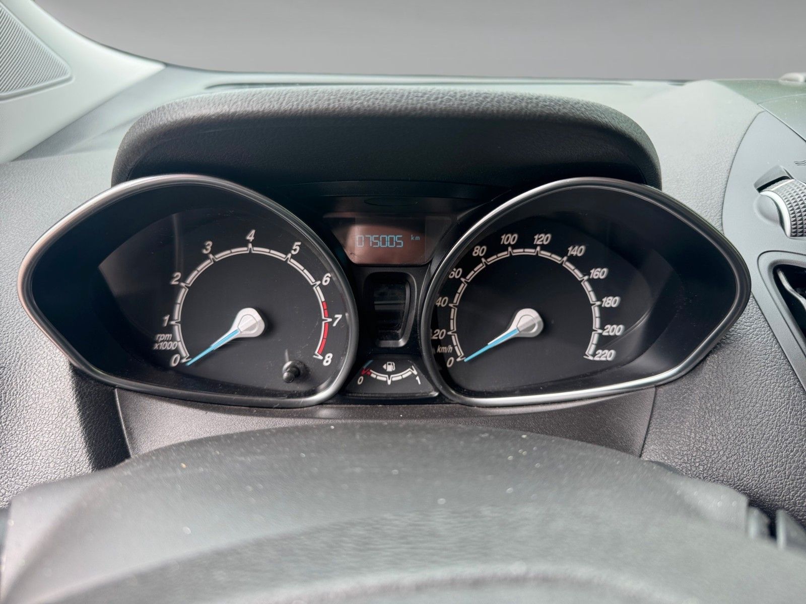 Ford Tourneo Courier Titanium – Bild 9