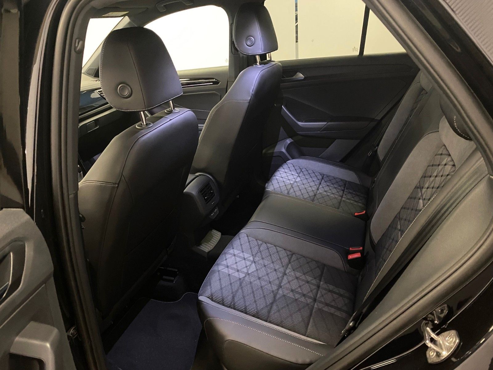 Fahrzeugabbildung Volkswagen T-Roc 2.0 TDI DSG R-Line+AHK+Black Style+19"ALU+