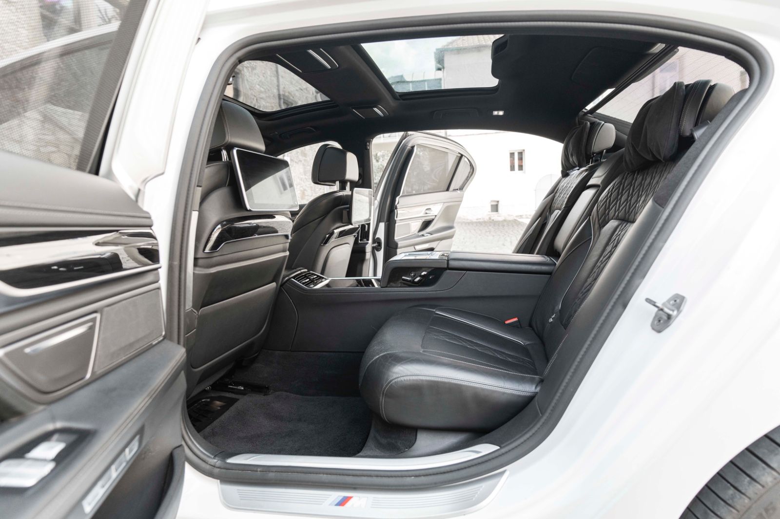 Fahrzeugabbildung BMW 750Li xDrive M SKY LUX LOUNGE HUD H&K TV ACC 360