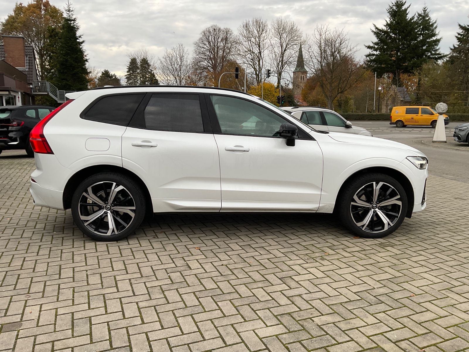 Fahrzeugabbildung Volvo XC 60 XC60 R Design AWD,AHK,Kamera,Pano,LED