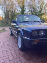 BMW 325 i Cabrio Royalblau-Metallic - BMW Oldtimer mit Benzin-Antrieb: Cabrio