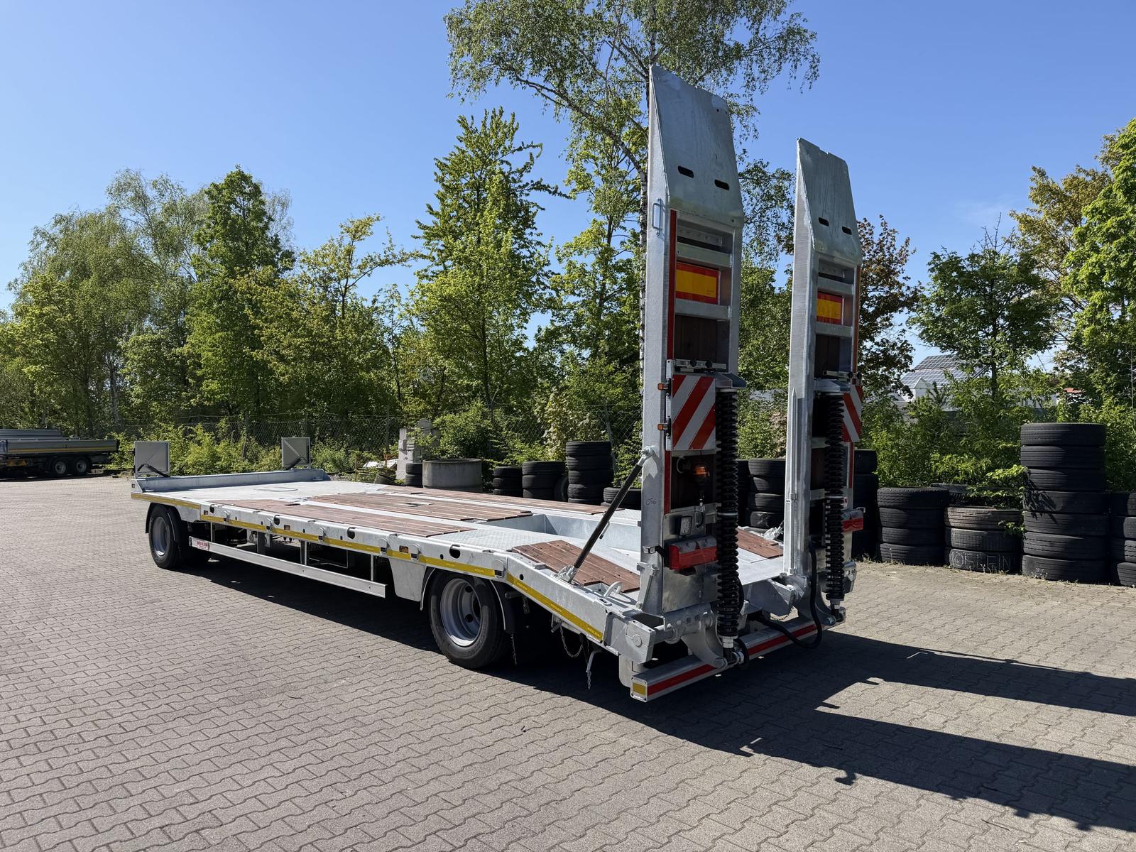 Möslein  2 Achs Tieflader mit gerader Ladefläche 8,20 m,