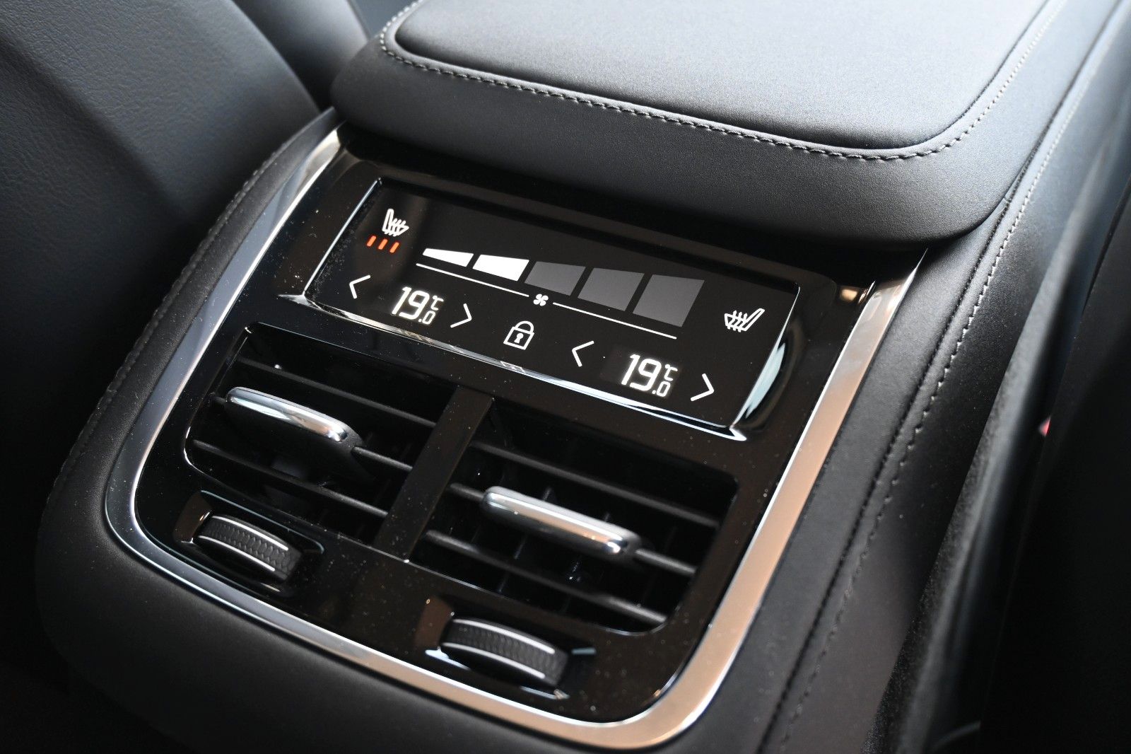 Fahrzeugabbildung Volvo XC90 T8 RC AWD Plus Dark*STDHZG*360°*ACC*