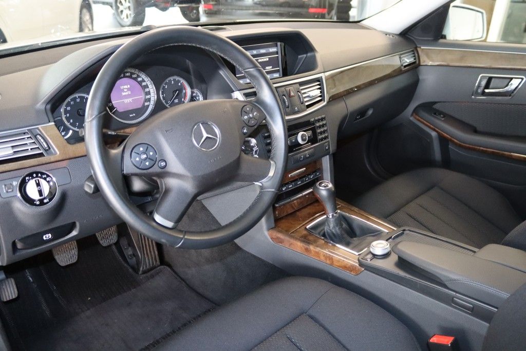Fahrzeugabbildung Mercedes-Benz E 250 CDI Elegance-Tempo-Totw.-Navi-AHK-SHZ-PDC-