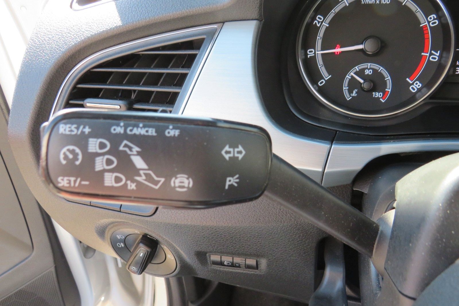 Fahrzeugabbildung SKODA Fabia Combi Ambition PDC NAVI APP SITZH. 1.HD
