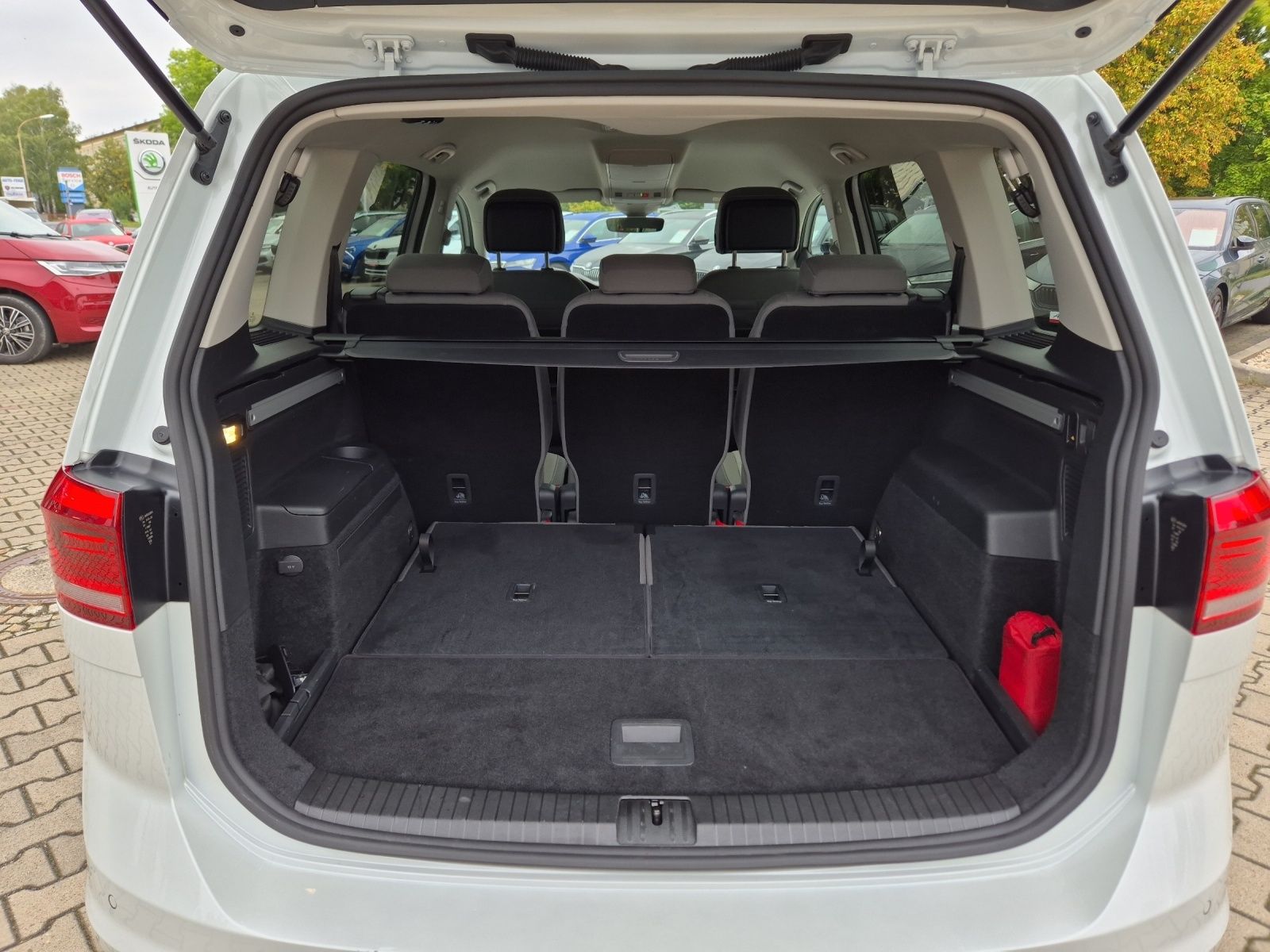 Fahrzeugabbildung Volkswagen Touran TDI Highline DSG 7-Si LED AHK Navi AID AC