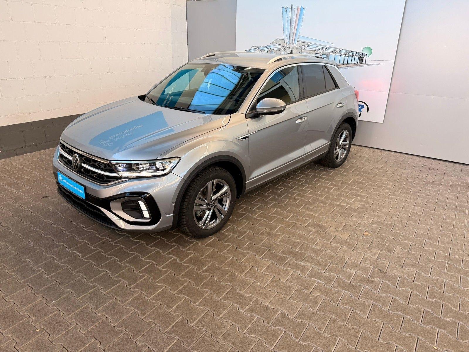 Fahrzeugabbildung Volkswagen T-Roc 1,5 TSI R-Line DSG + AHK + IQ.Light + Navi