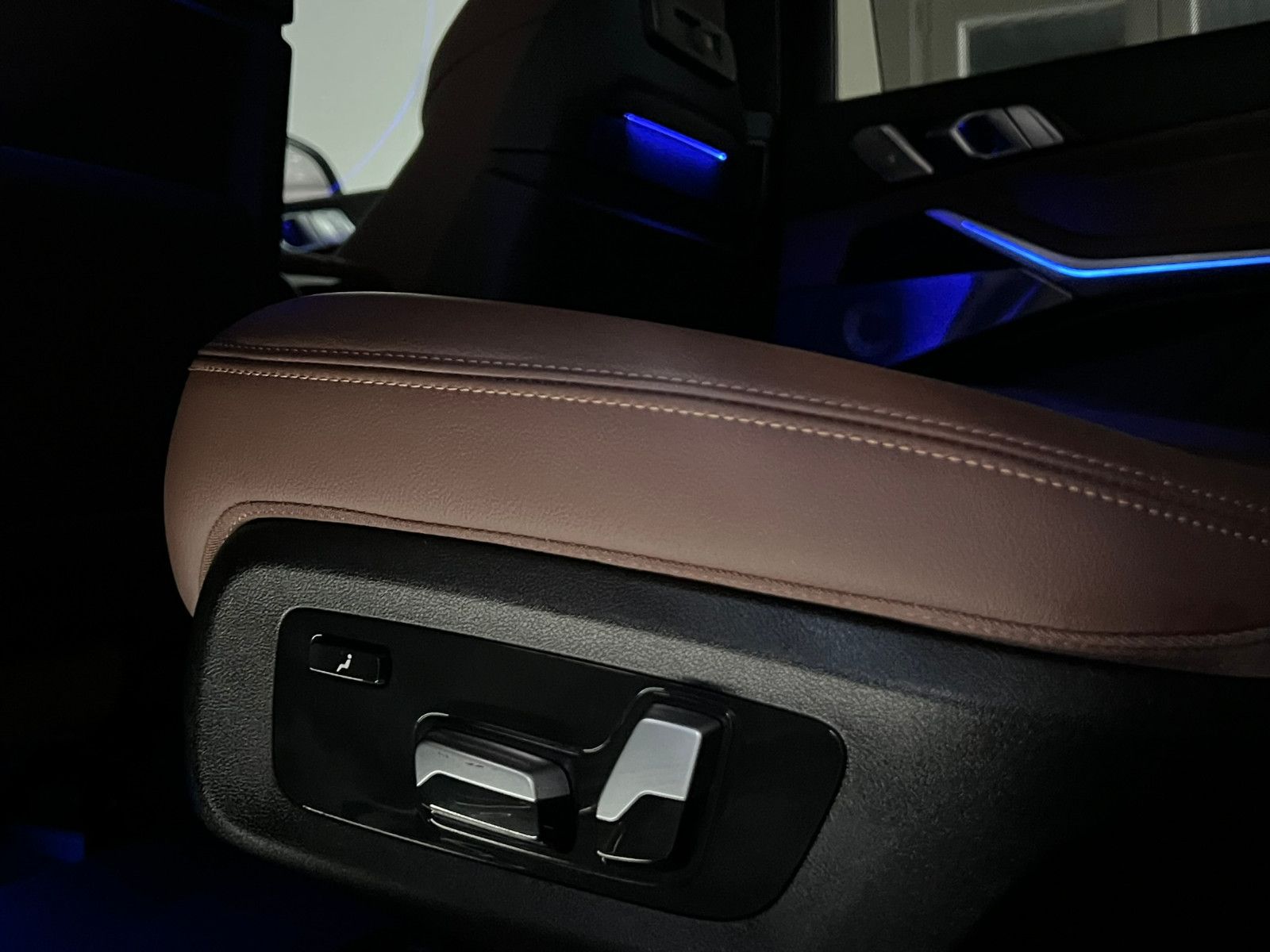 Fahrzeugabbildung BMW X7 xDrive 30d/AHK/B&W/SKYLOUNGE/MASSAGE/7-SITZER