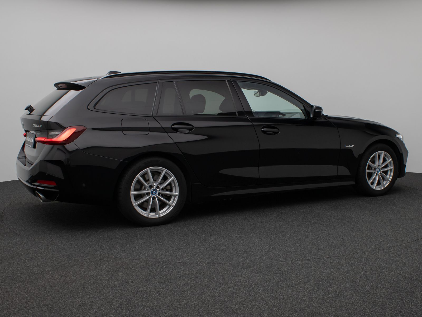 Fahrzeugabbildung BMW 320e Panoram Kamera HUD DAB HiFi Geschwindigkeit