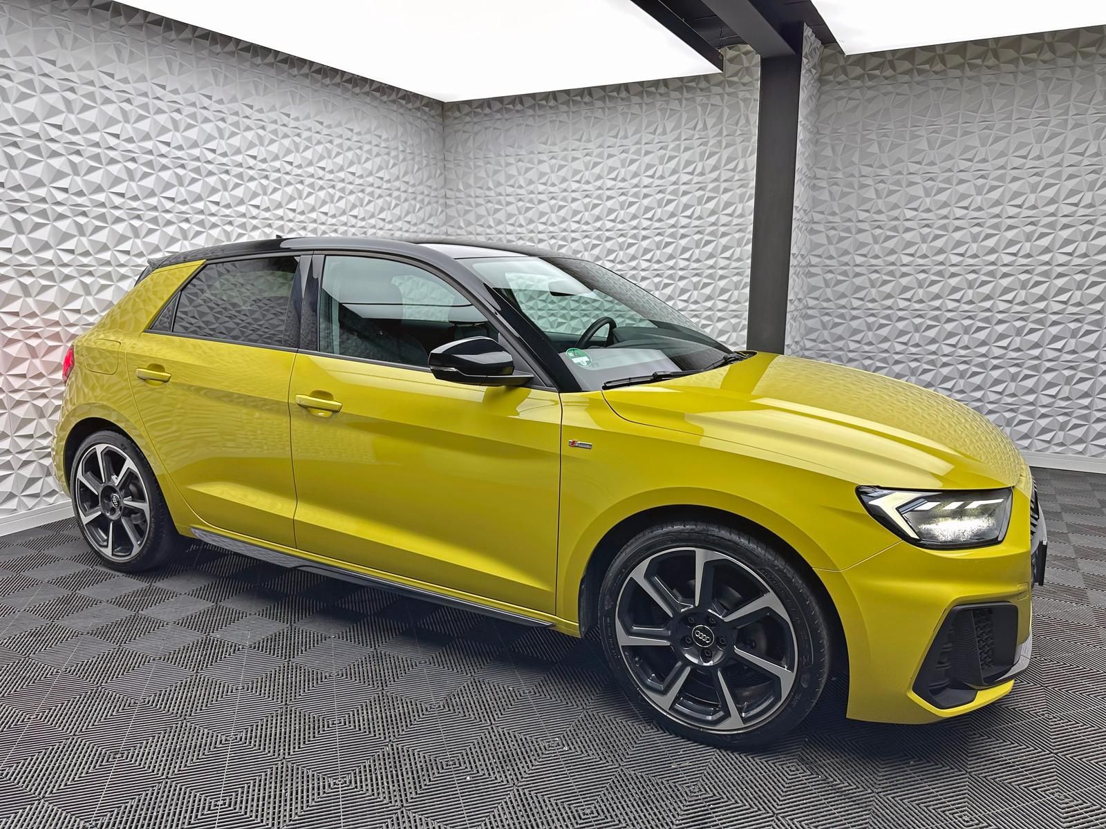 Fahrzeugabbildung Audi A1 30 TFSI S-LINE/EDITION-ONE/PDC/RCAM/VIRTUAL