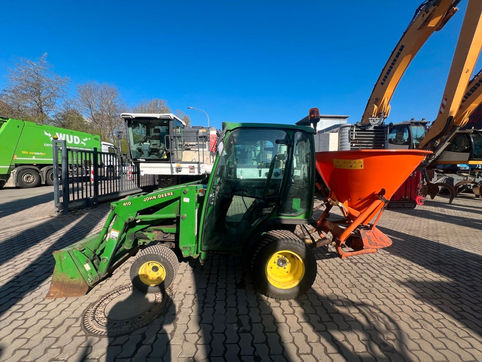 Fahrzeugabbildung John Deere 4010 / Allrad / Frontlader / Salzstreuer /