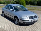 Volkswagen Passat Trendline 1.6 Xenon/PDC/1. Hand - Volkswagen Passat aus 2004