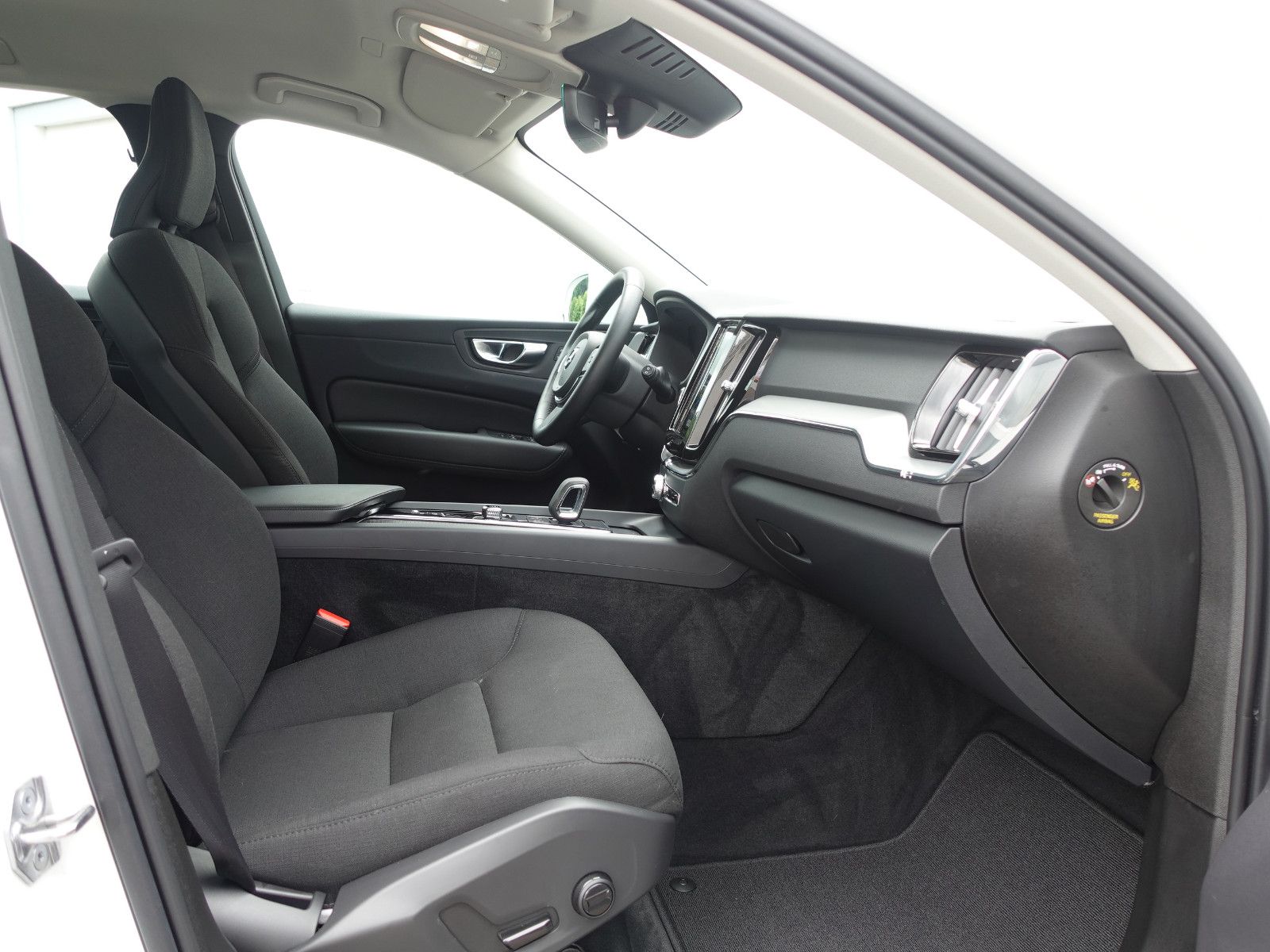 Fahrzeugabbildung Volvo XC60 Momentum Pro 2WD AUTOMATIK,Sitzhz,18"Alu,PP