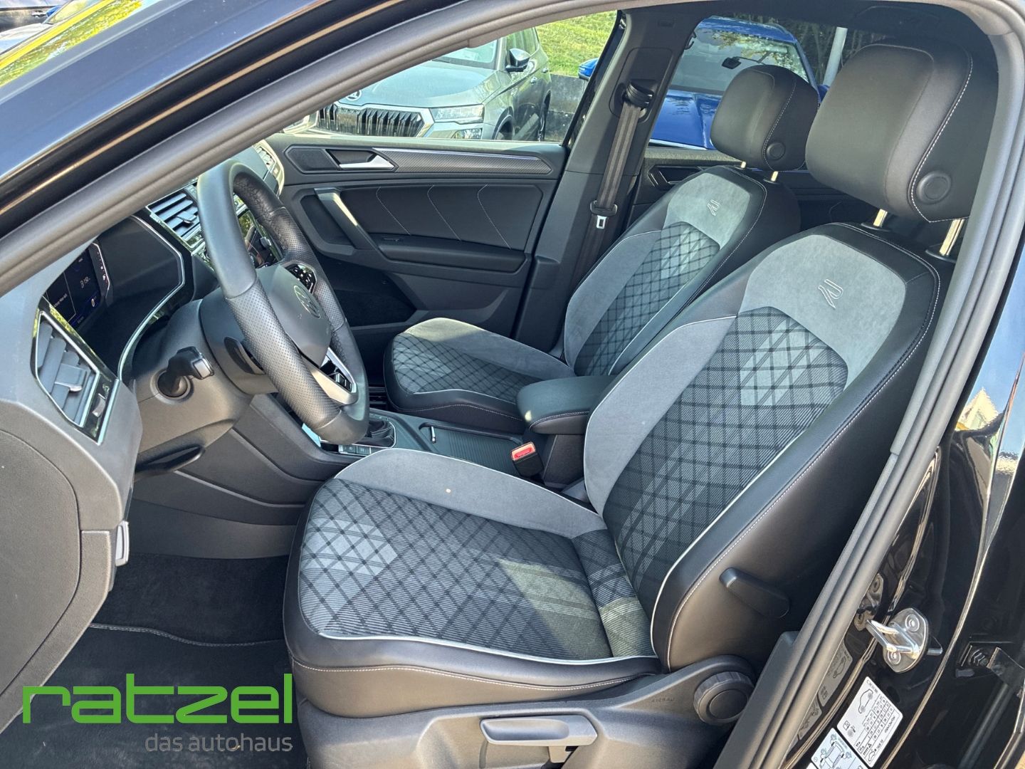 Fahrzeugabbildung Volkswagen Tiguan R-Line 1.5 TSI DSG Sportpaket AHK-klappba