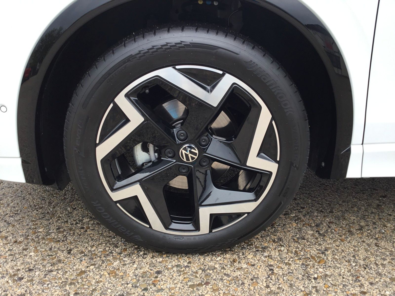Fahrzeugabbildung Volkswagen Tiguan 1.5 eTSI DSG R-Line+AHK+19"+LED+Navi
