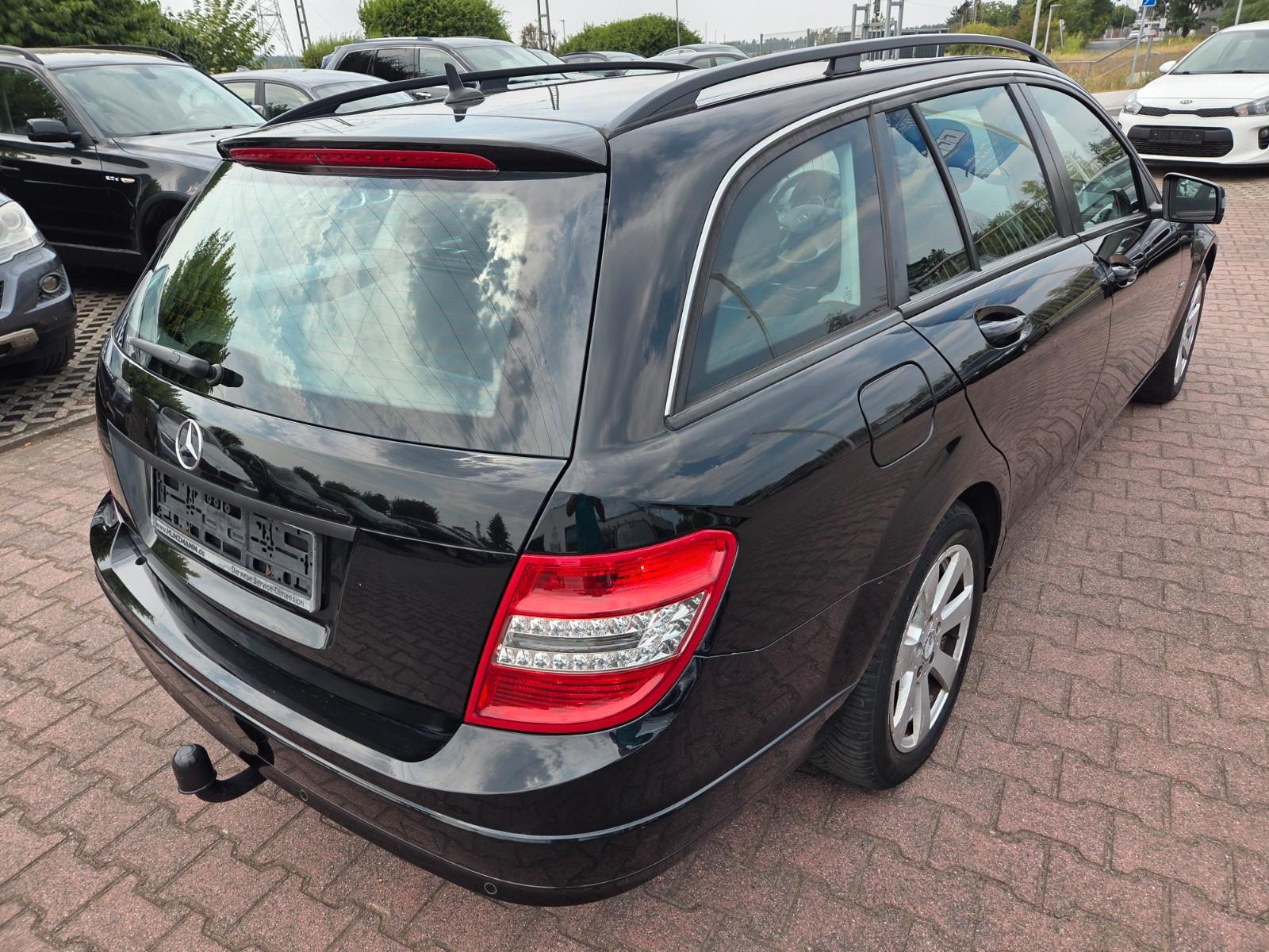 Mercedes-Benz C200 2010 — photo 24