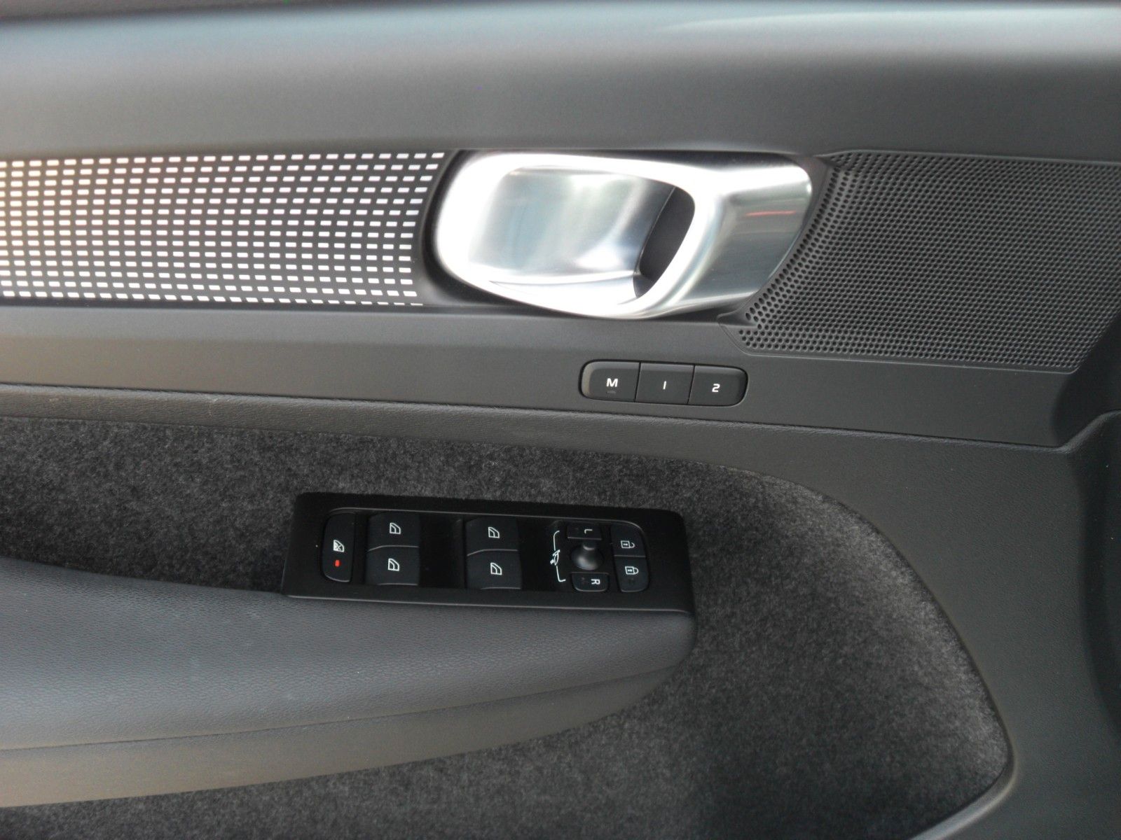 Fahrzeugabbildung Volvo XC 40 T5 R- Design Recharge Plug-In Hybrid