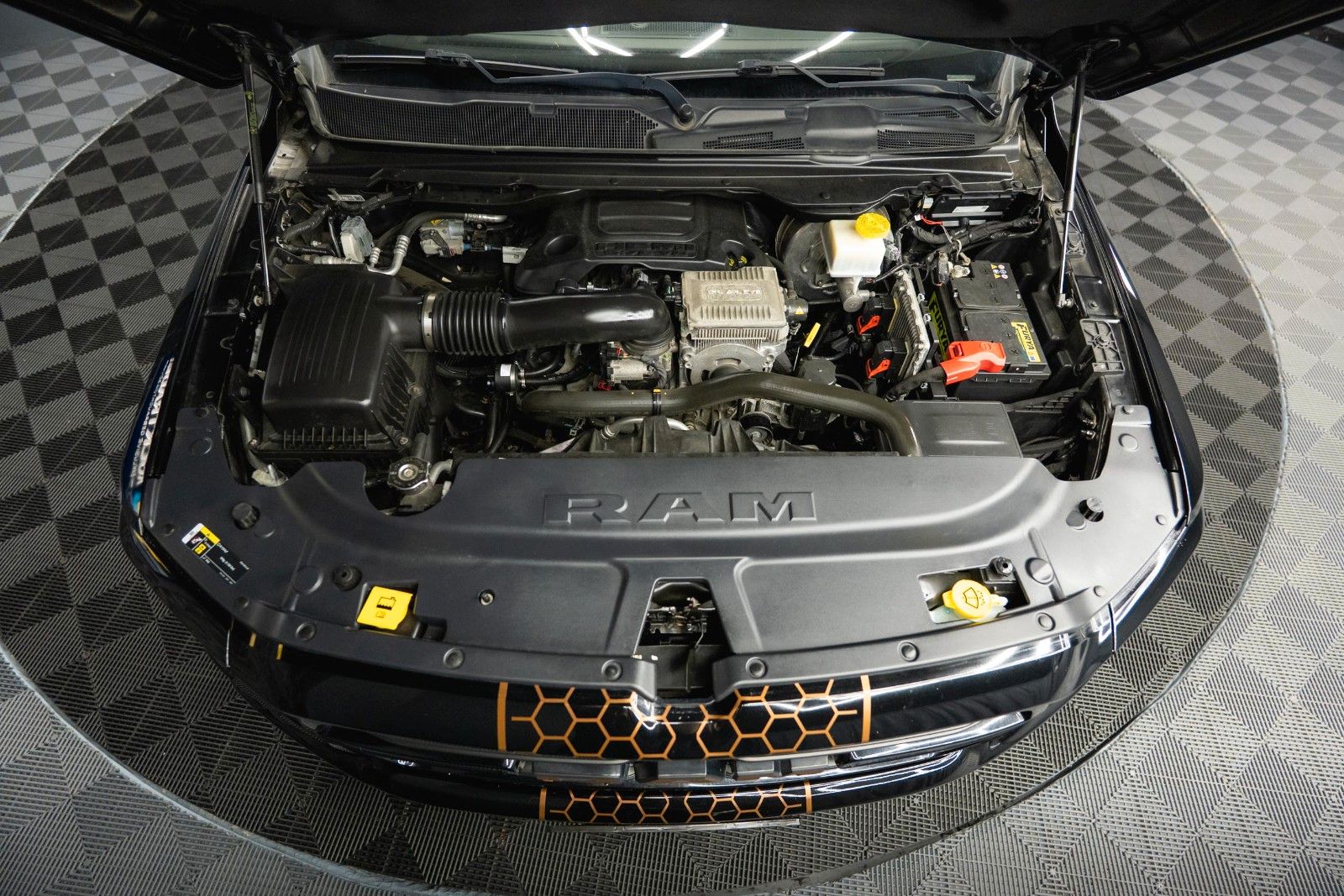 Fahrzeugabbildung Dodge RAM 5.7 V8 HEMI 4x4 Offroad Night-Edition LPG