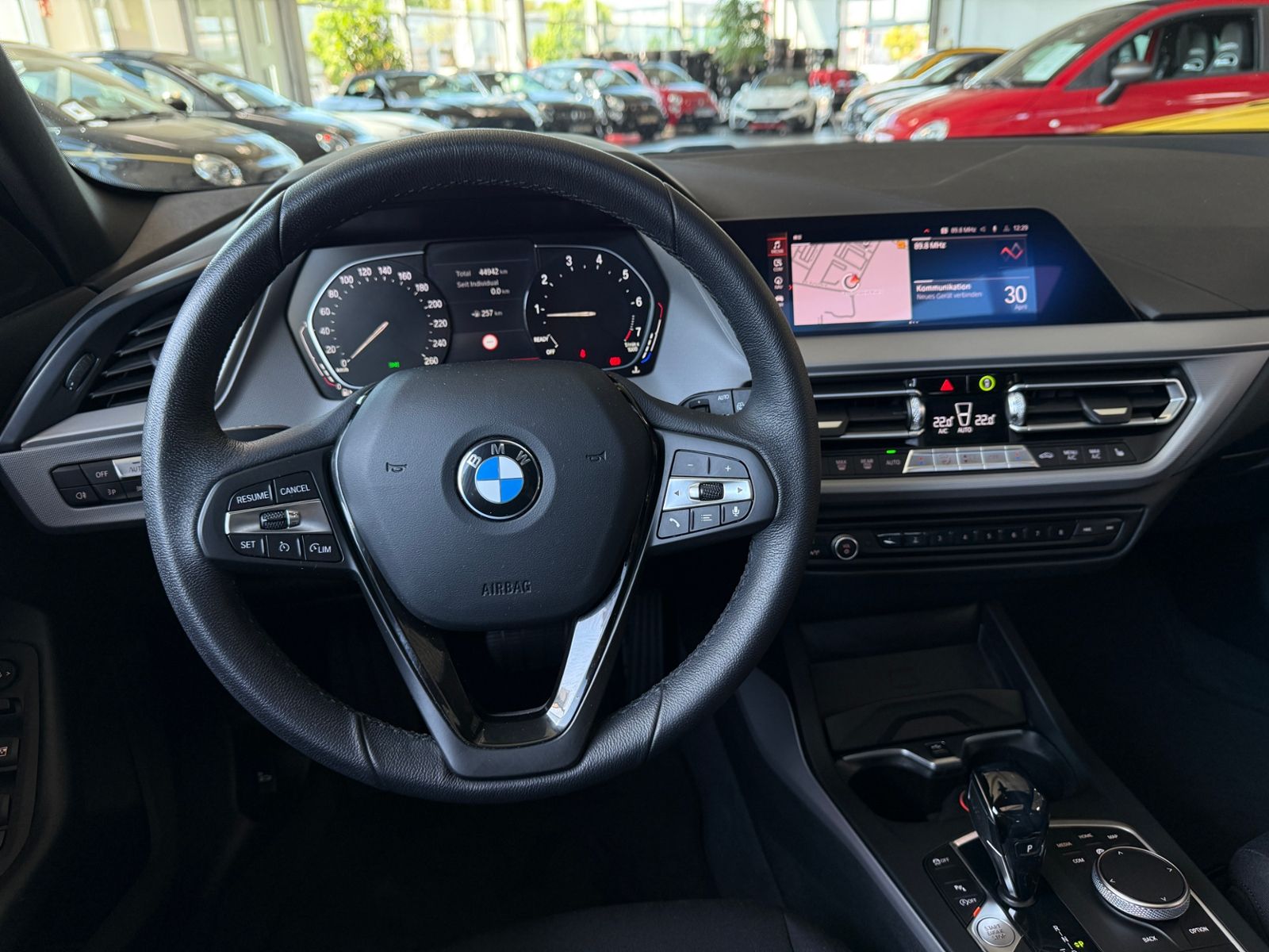 Fahrzeugabbildung BMW 120 i Advantage PANO HUD LED