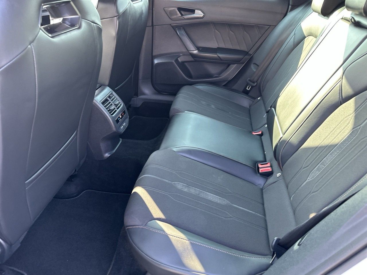 Fahrzeugabbildung CUPRA Leon Sportstourer VZ 2.0 TSI 4Drive DSG - mit KI generiert/bearbeitet