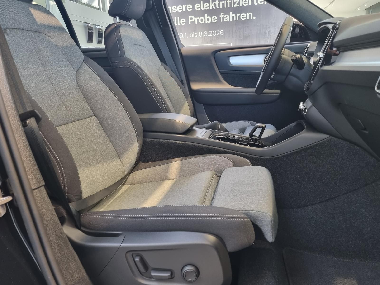 Fahrzeugabbildung Volvo XC40 B4 Plus Black Edition 'Panoramadach'