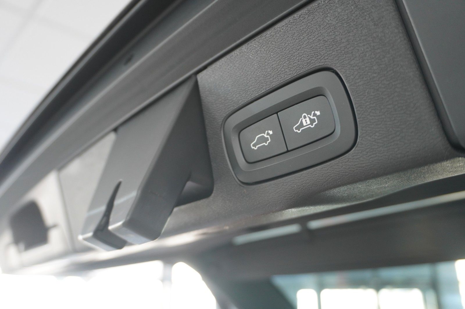 Fahrzeugabbildung Volvo XC 60 MOMENTUM PRO 2WD NAVI/LED/360°/VIRT./AHK