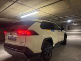 Toyota RAV 4 2.5Plug-In Hybrid Team Deutschland/Taxi fo - mit Hybrid-Antrieb: Gelb, Geländewagen
