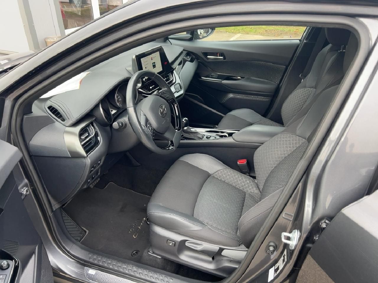 Fahrzeugabbildung Toyota C-HR 2,0 Hybrid Team D 4x2