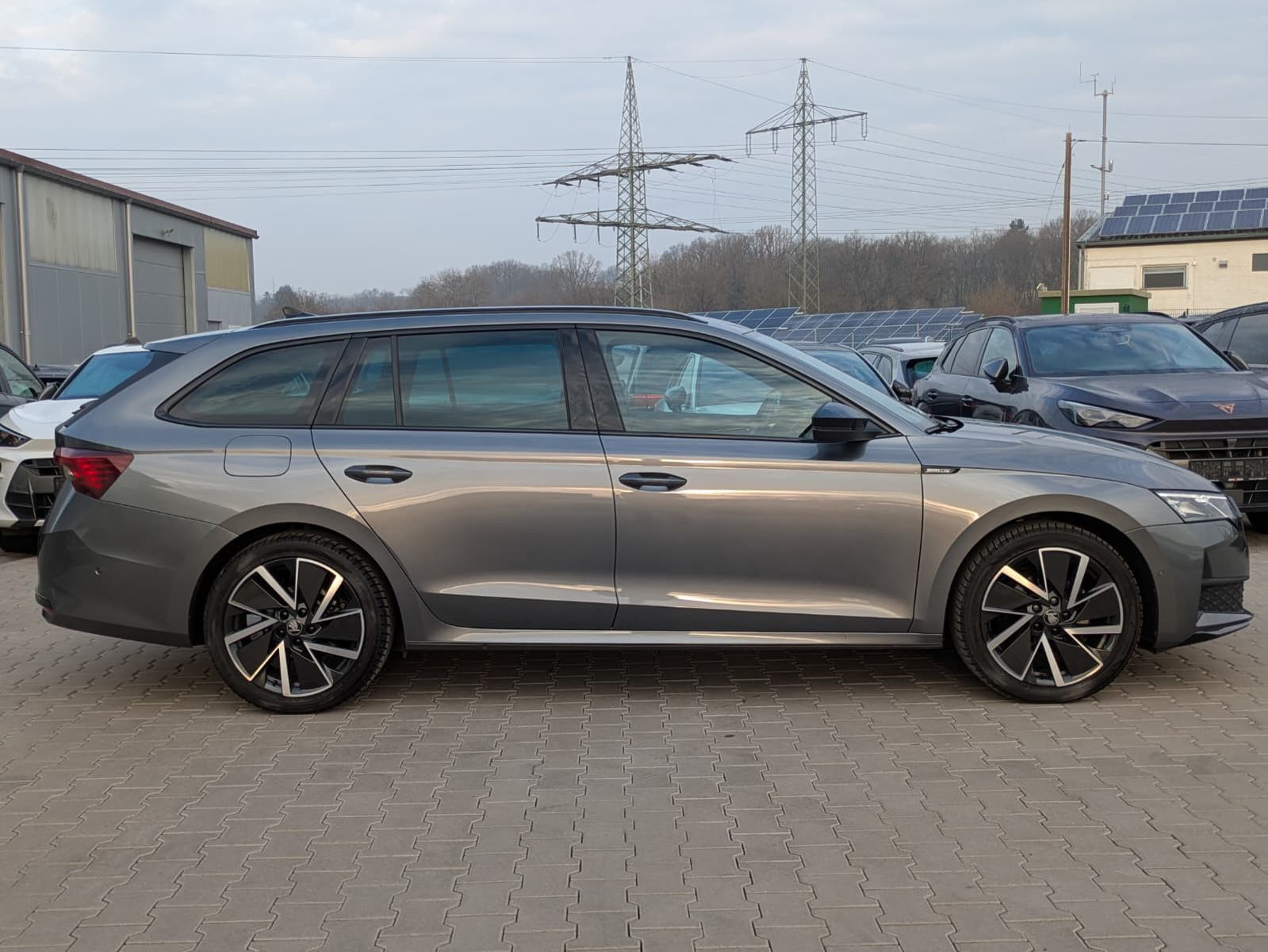 Fahrzeugabbildung SKODA Octavia 1.5 DSG Sportline PANO*MATRIX*AHK*5J.GAR