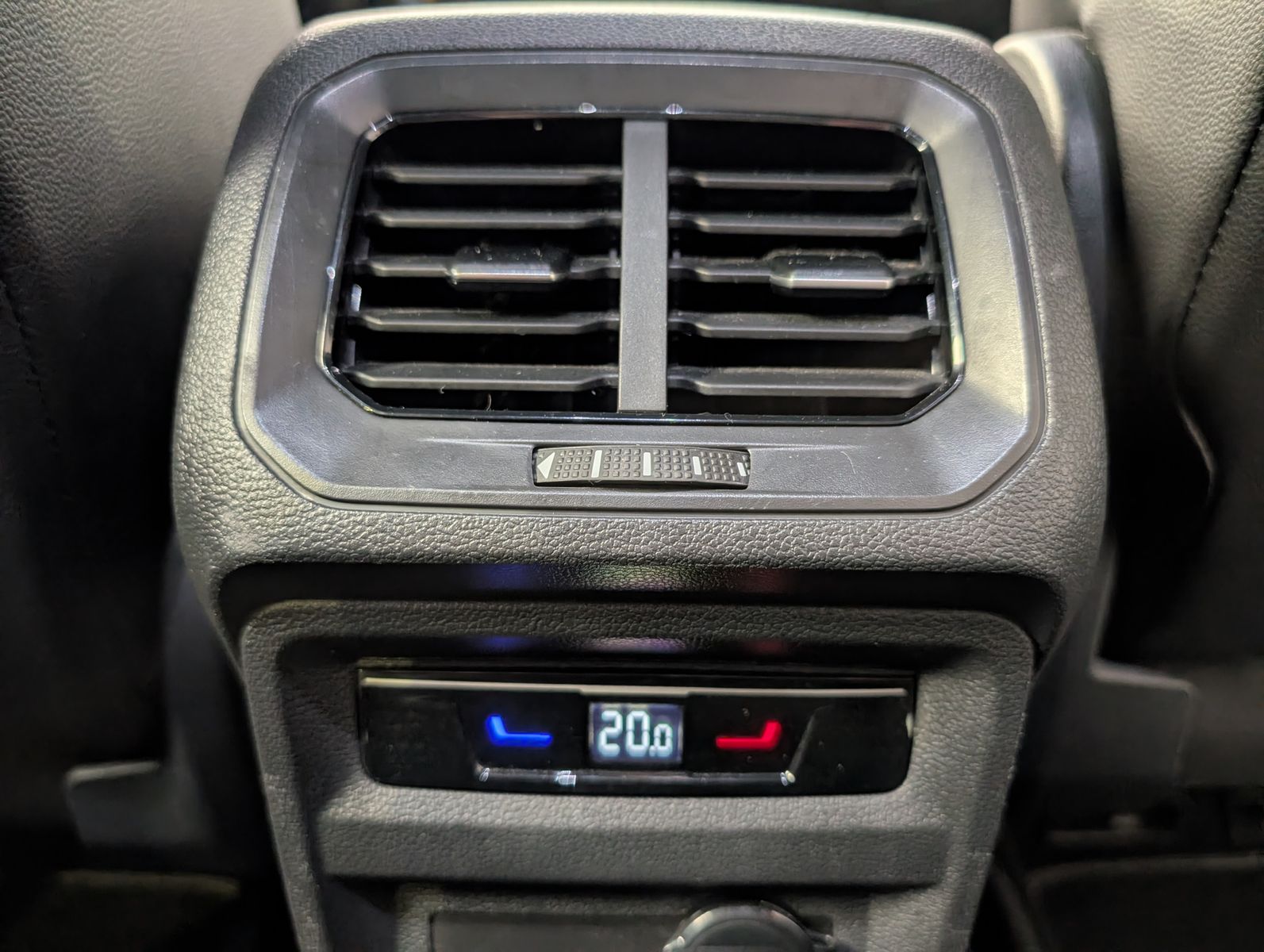 Fahrzeugabbildung Volkswagen Tiguan 2.0TSI R-Line 4M ACC HUD Cam StHz AHK 19"