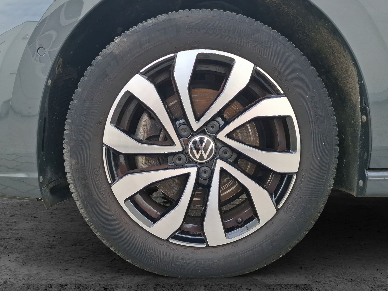 Fahrzeugabbildung Volkswagen Golf VIII TSI Active Standhzg. LEDplus Navi AID
