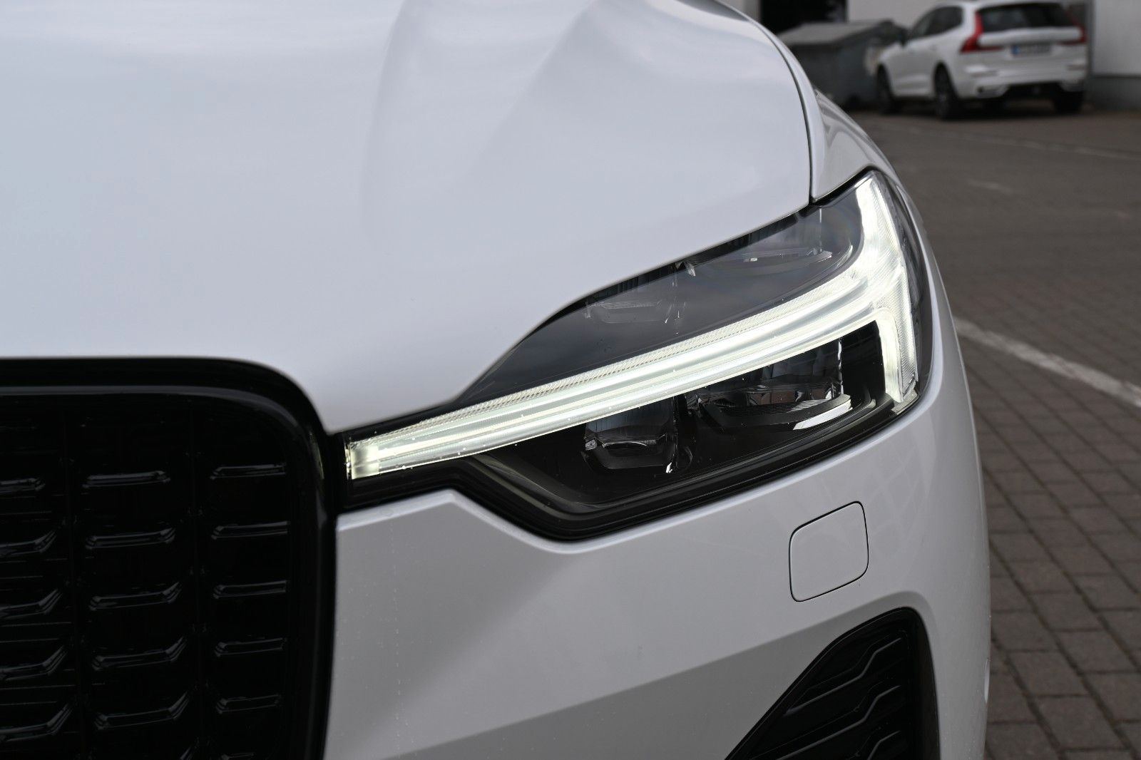 Fahrzeugabbildung Volvo XC60 B4 D Autom. Plus Dark*STDHZG*360°*H&K*ACC