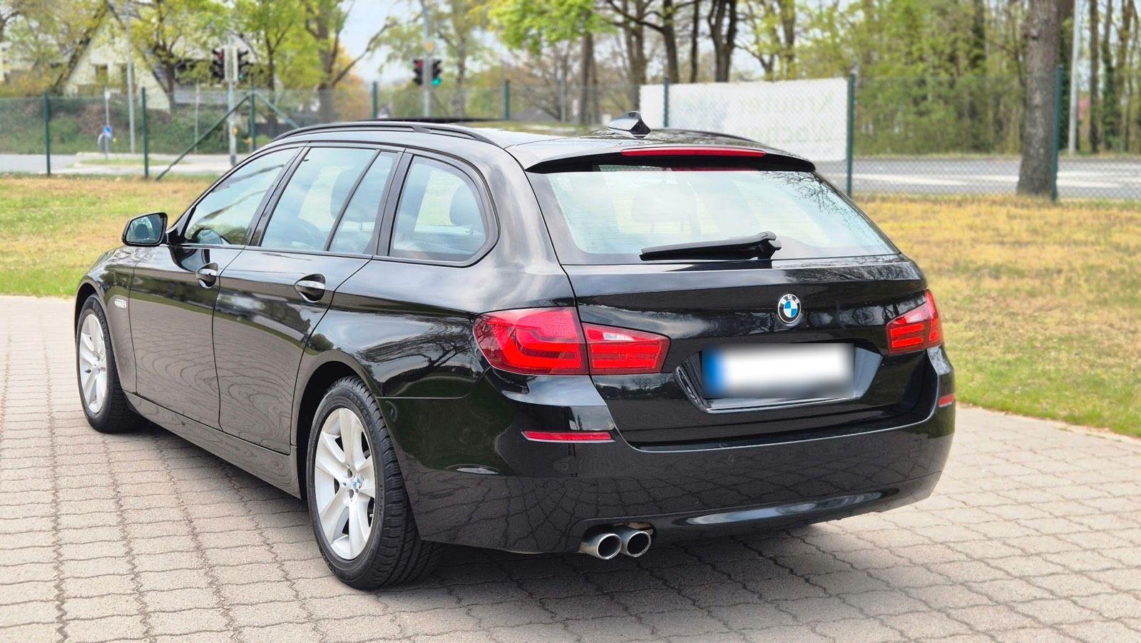 BMW 525 2010 — interior