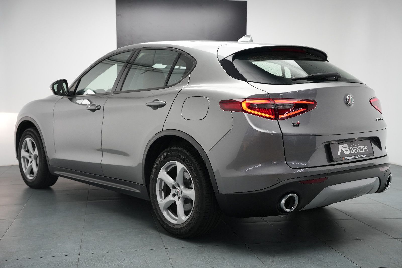 Fahrzeugabbildung Alfa Romeo Stelvio Super Q4/BI-XENON/PDC/AUTOMATIK/SPURHALT