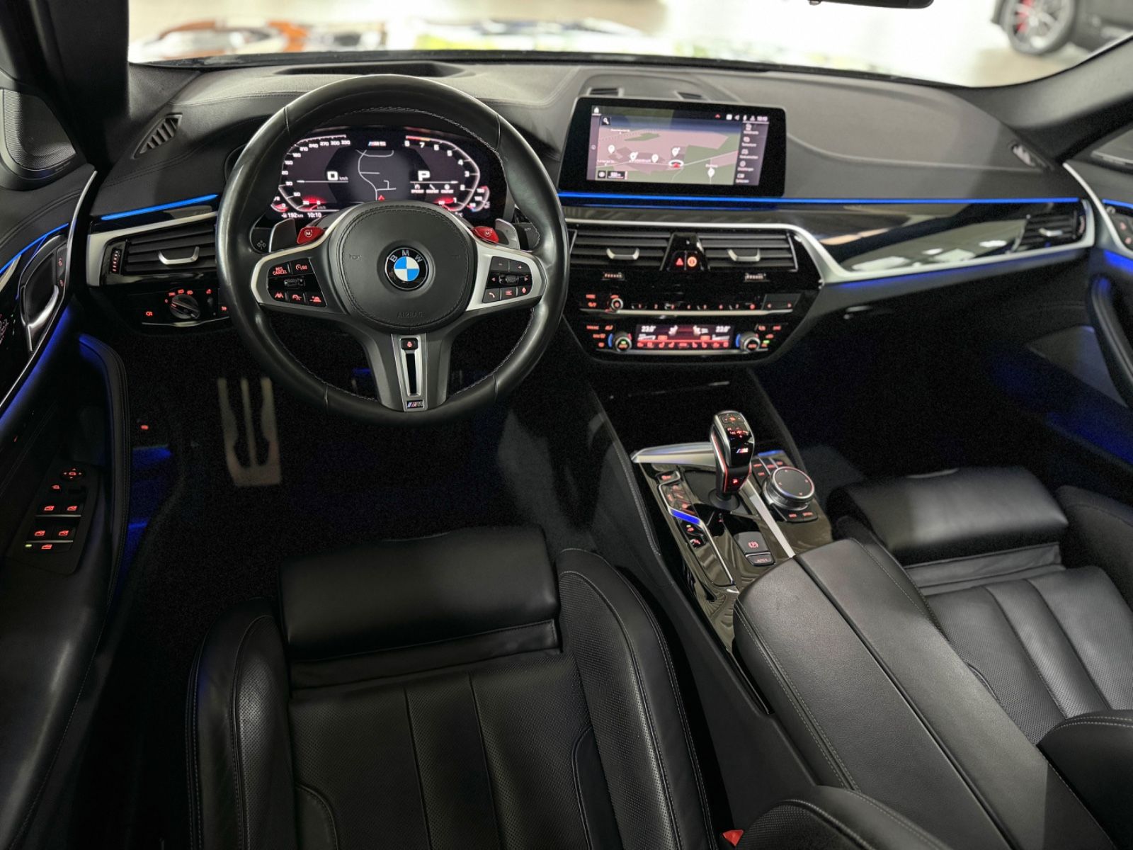 Fahrzeugabbildung BMW M5 xD Kamera H/K DAB HUD DisplayKey SoftCl ACC