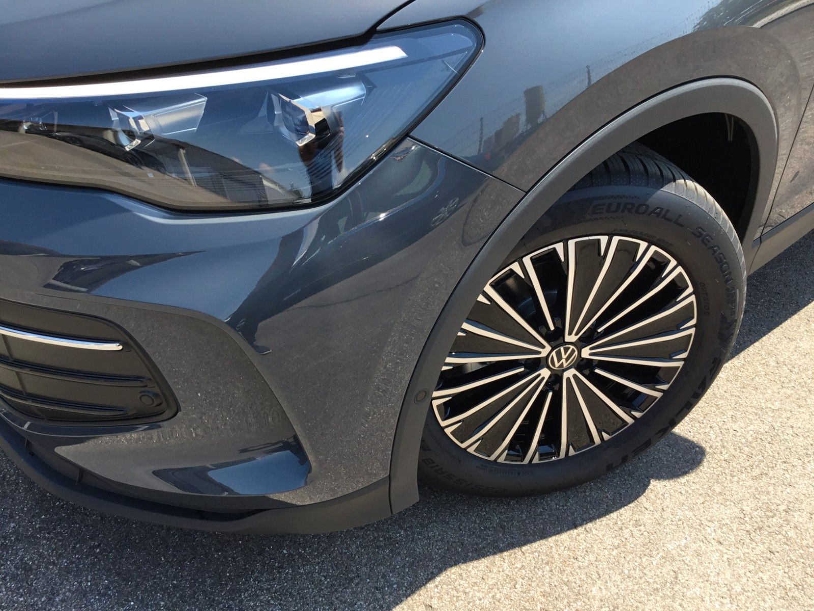 Fahrzeugabbildung Volkswagen Tiguan 1.5 eTSI DSG Life+AHK+360°+18"+LED+AppCon