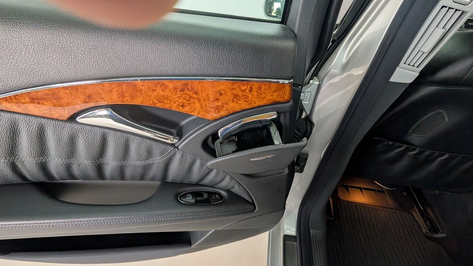 Fahrzeugabbildung Mercedes-Benz E 320 4Matic * Bi- Xenon * STHZ * Elegance