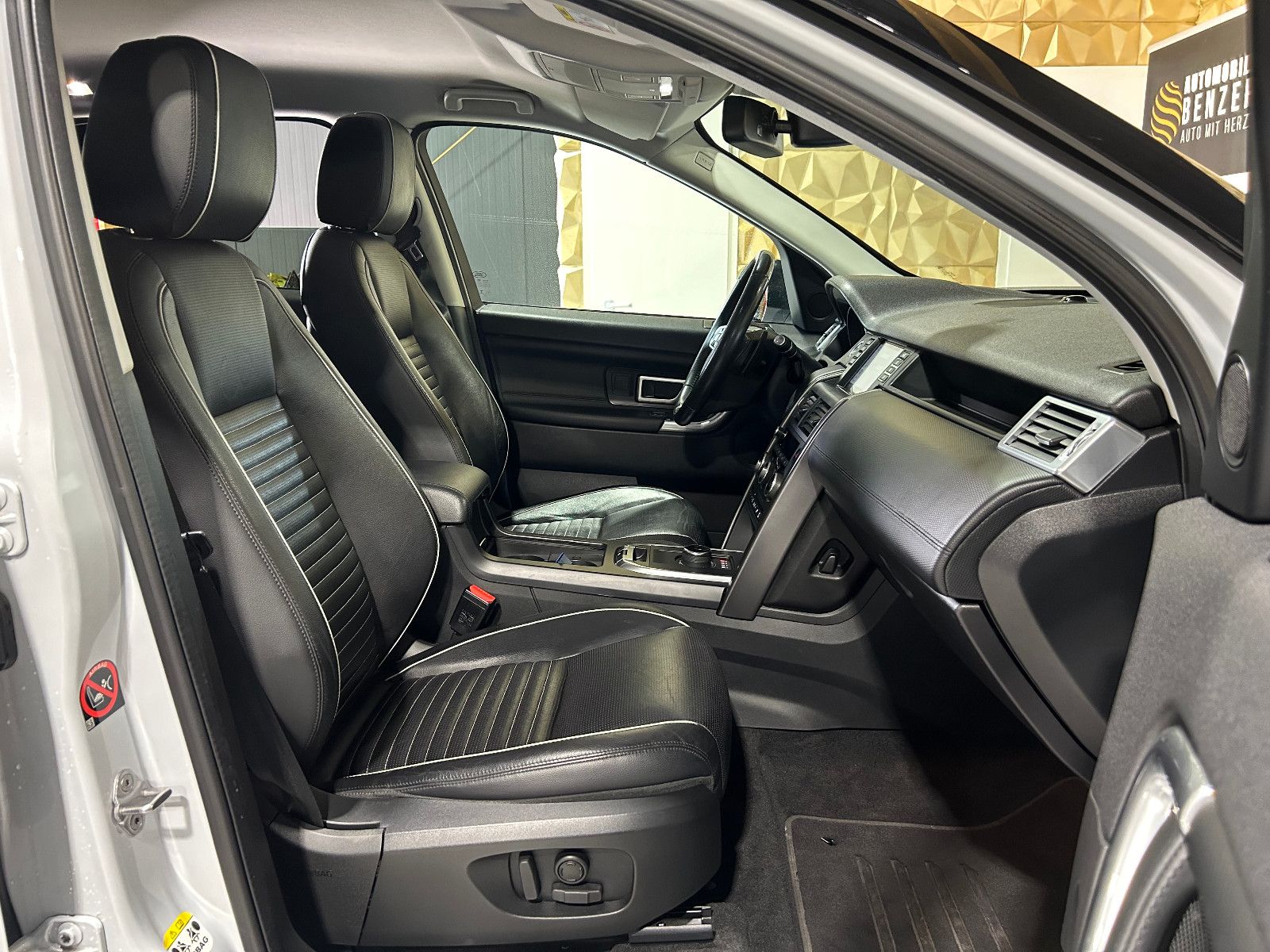 Fahrzeugabbildung Land Rover Discovery Sport SE AWD/KAMERA/NAVI/SHZ/PDC/