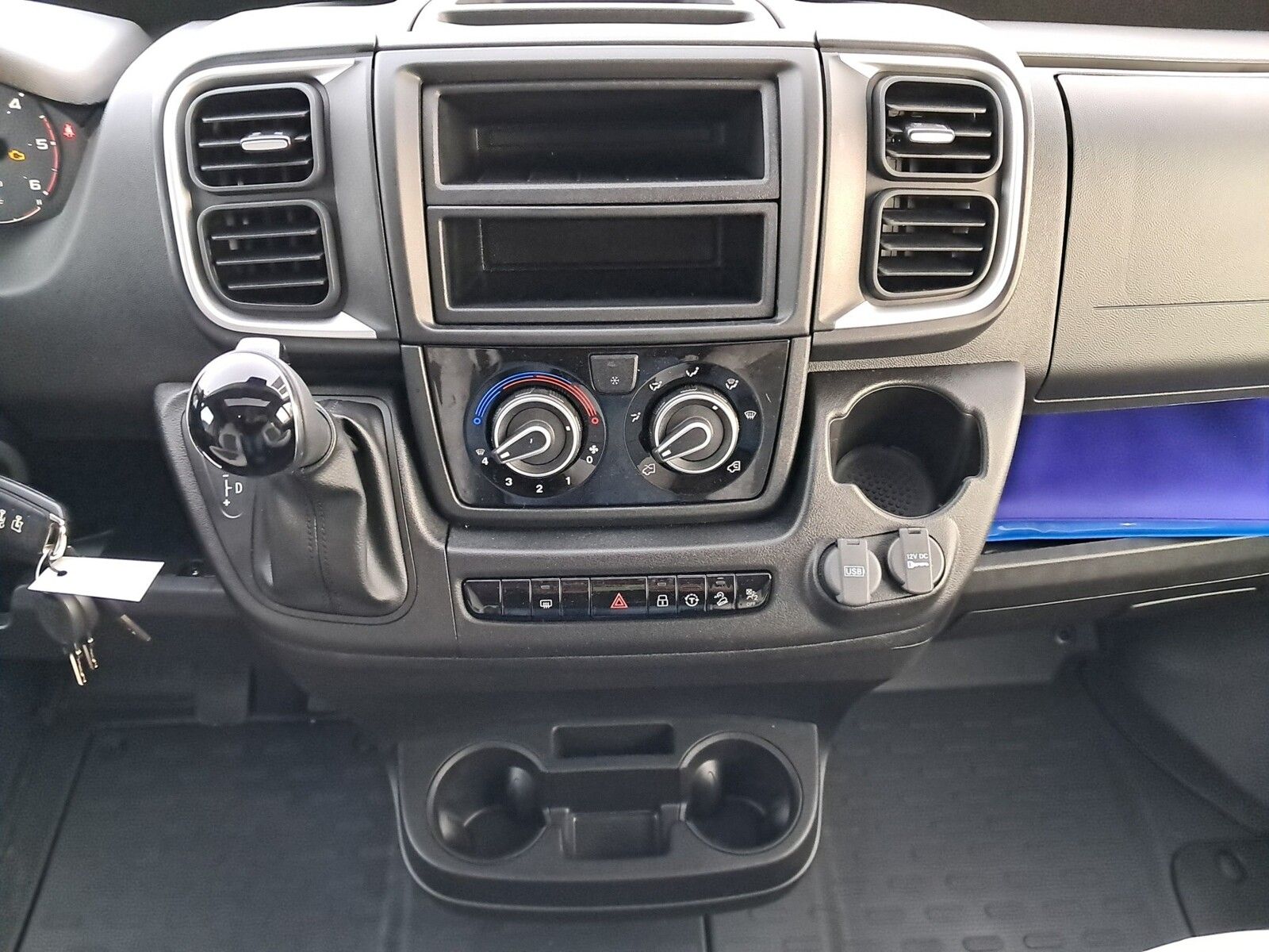 Fahrzeugabbildung Adria Twin 60Y 640 SLB Automatik, LED Scheinwerfer