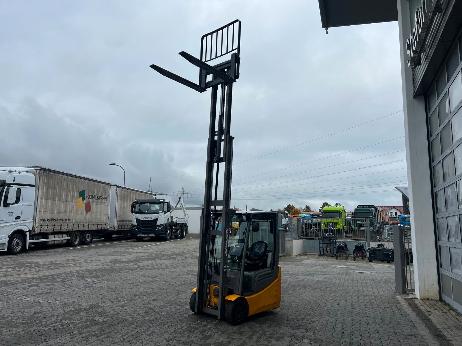 Fahrzeugabbildung Jungheinrich EFG 215 / Triplex 4.25m / 1.851h / Batterie 2023