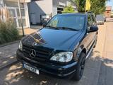 Mercedes-Benz Mercedes ML 320 Benziner in gepflegem Zustand - Mercedes-Benz ML 320 in Duisburg